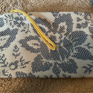 Rothy’s essential pouch